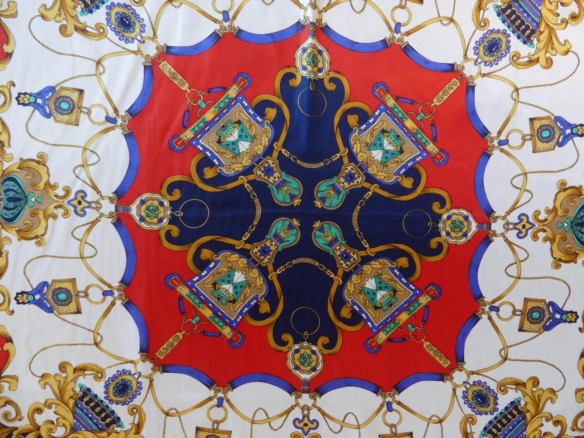 E. PERRONI by DAVINCI Foulard soie TBEG vintage scarf 85 x 87 cm E. PERRONI by DAVINCI Foulard soie TBEG vintage scarf 85 x 87 cm