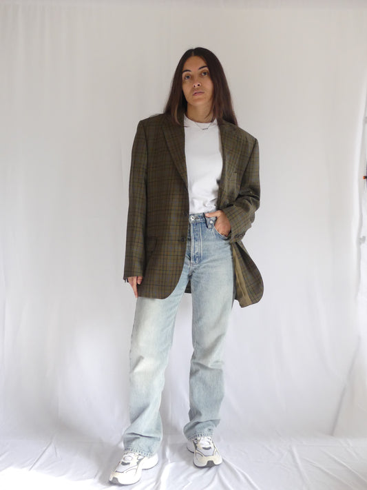Shop the timeless Holland & Sherry vintage blazer, made in Italy with 100% wool. Oversized fit, khaki check pattern – a rare and elegant piece for vintage lovers.
