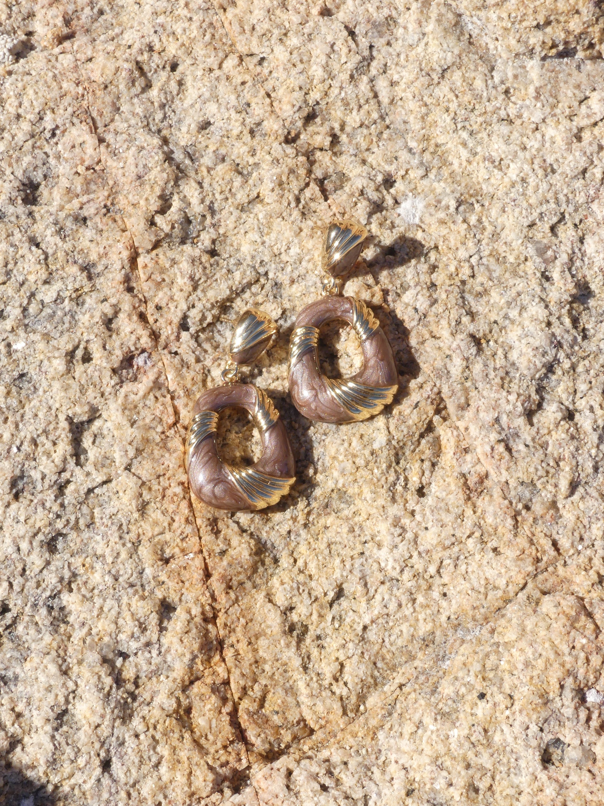 These stunning mocha-toned vintage earrings, highlighted with gold-plated details, bring effortless sophistication. Inspired by 1980s Parisian chic, they elevate any outfit, from casual daytime looks to elegant evening wear.

Available at La Vague Vintage Shop 