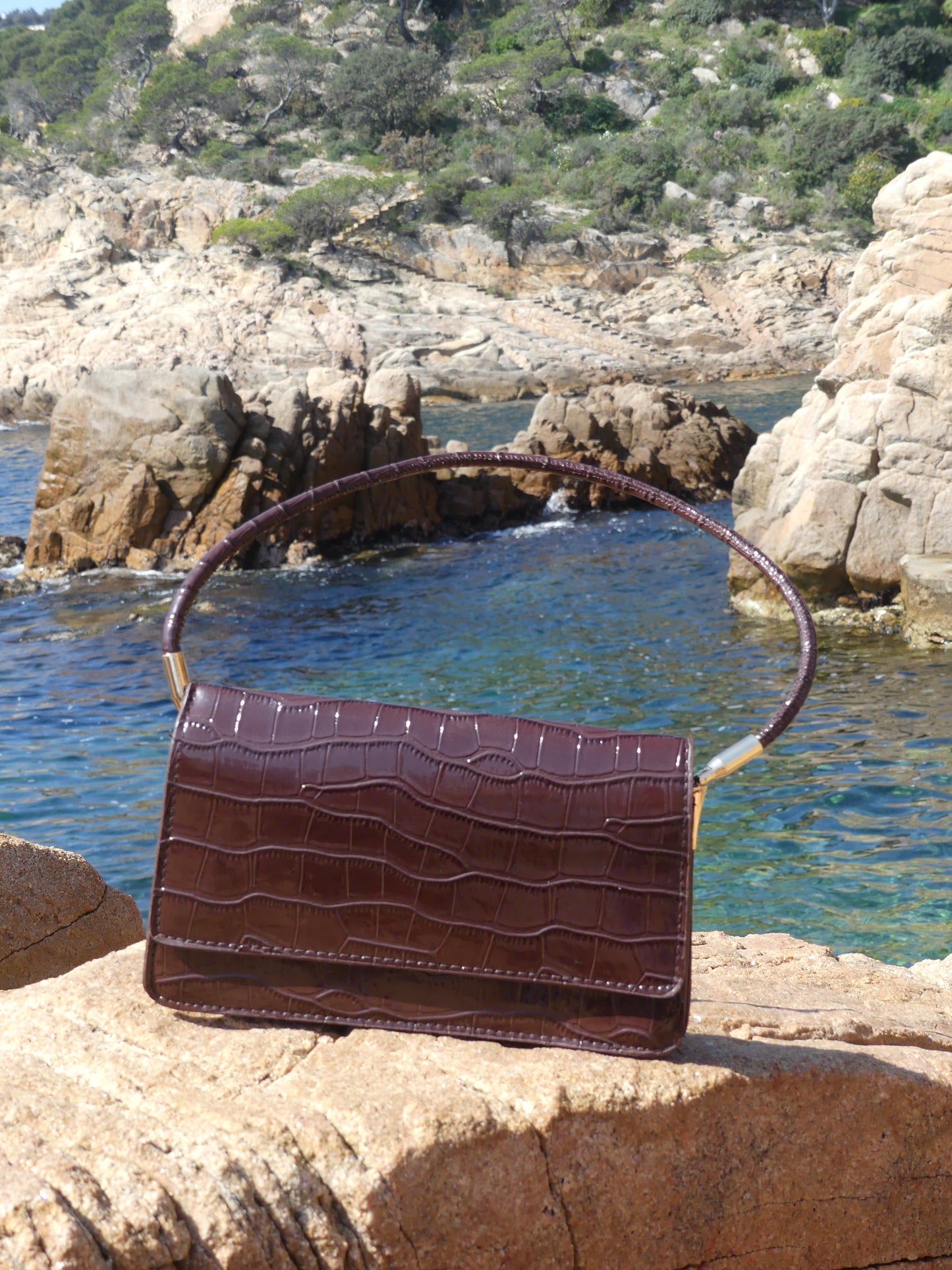 Discover the elegance of this timeless brown croco-effect vintage handbag. A versatile shoulder bag that blends retro charm with modern sophistication. La Vague Vintage exclusive.