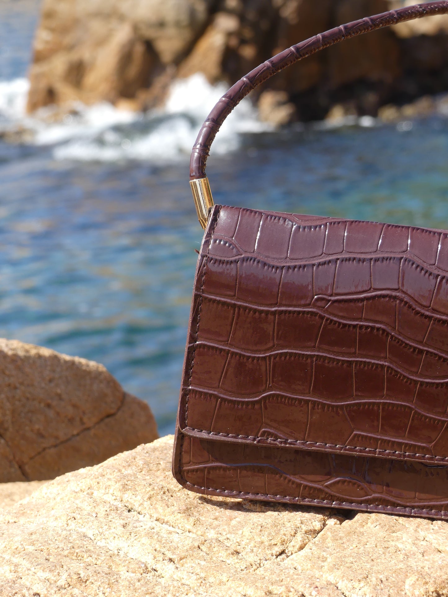 Discover the elegance of this timeless brown croco-effect vintage handbag. A versatile shoulder bag that blends retro charm with modern sophistication. La Vague Vintage exclusive.