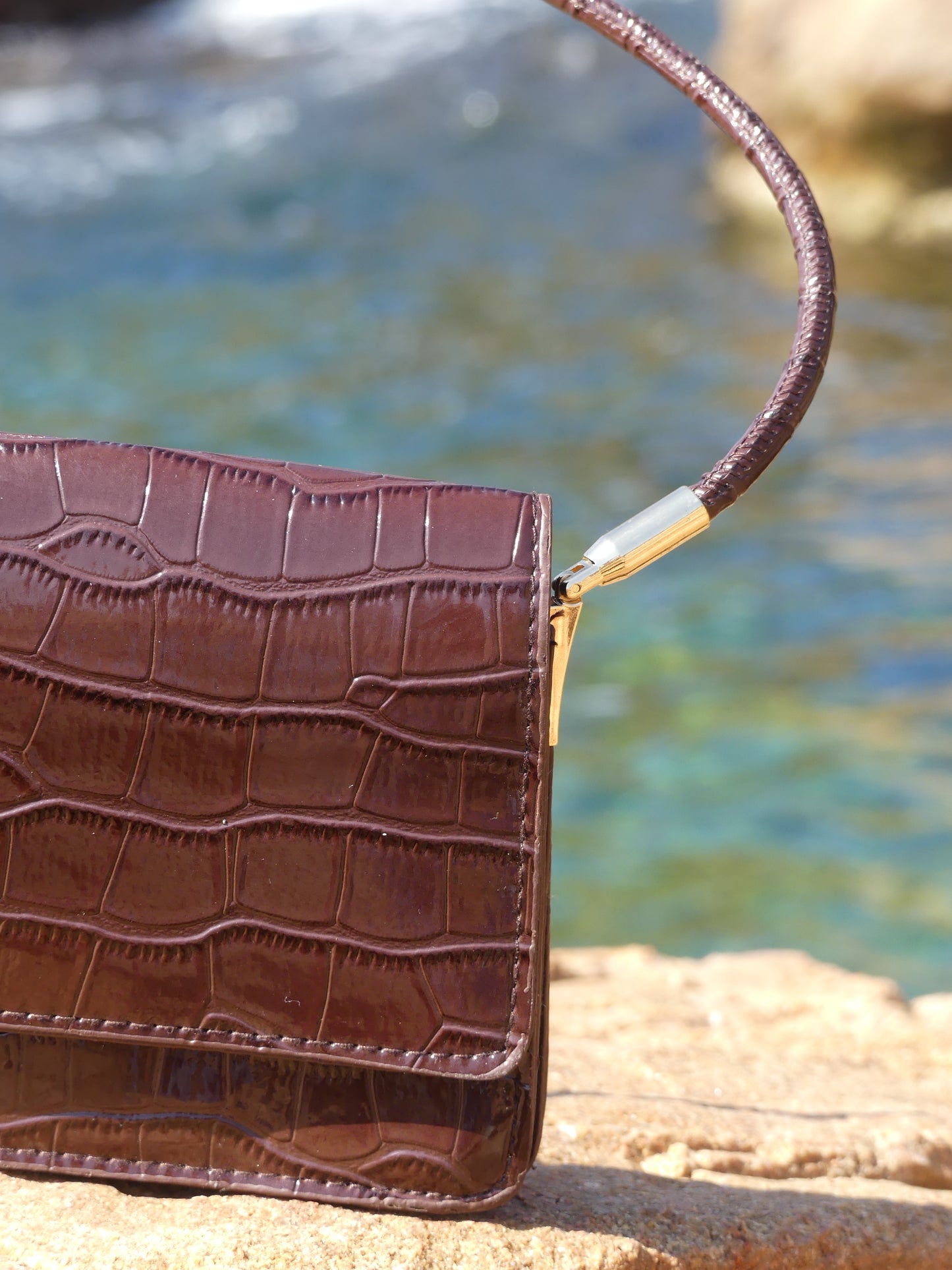 Discover the elegance of this timeless brown croco-effect vintage handbag. A versatile shoulder bag that blends retro charm with modern sophistication. La Vague Vintage exclusive.