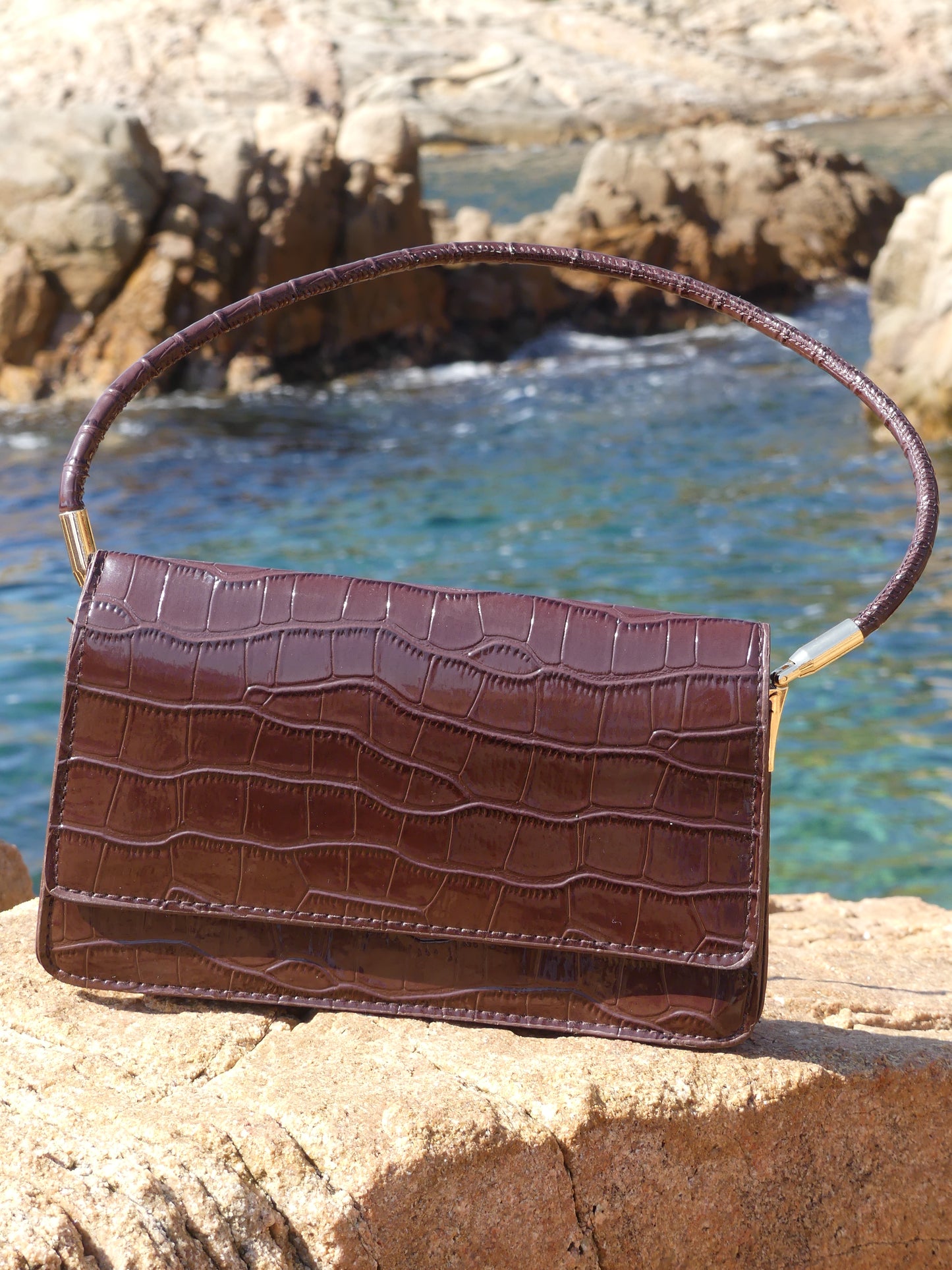 Discover the elegance of this timeless brown croco-effect vintage handbag. A versatile shoulder bag that blends retro charm with modern sophistication. La Vague Vintage exclusive.