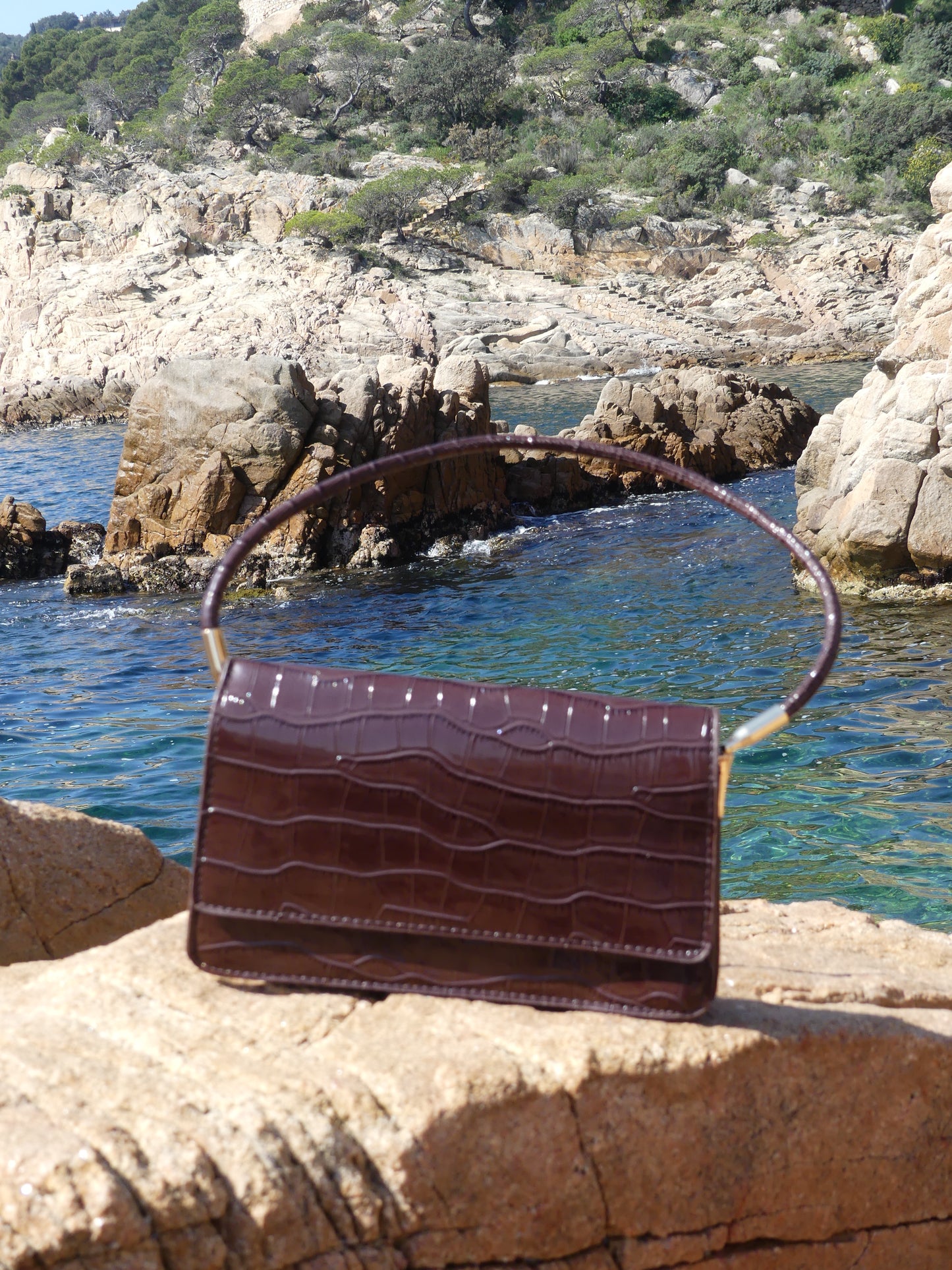 Discover the elegance of this timeless brown croco-effect vintage handbag. A versatile shoulder bag that blends retro charm with modern sophistication. La Vague Vintage exclusive.